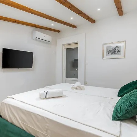 Augusto - Sea View * 풀라